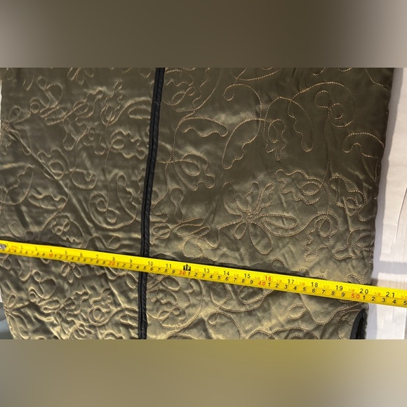 Women's 100% Silk Jacket Size M Olive Green Quilted with Gold Thread.  Lined. - Picture 5 of 10